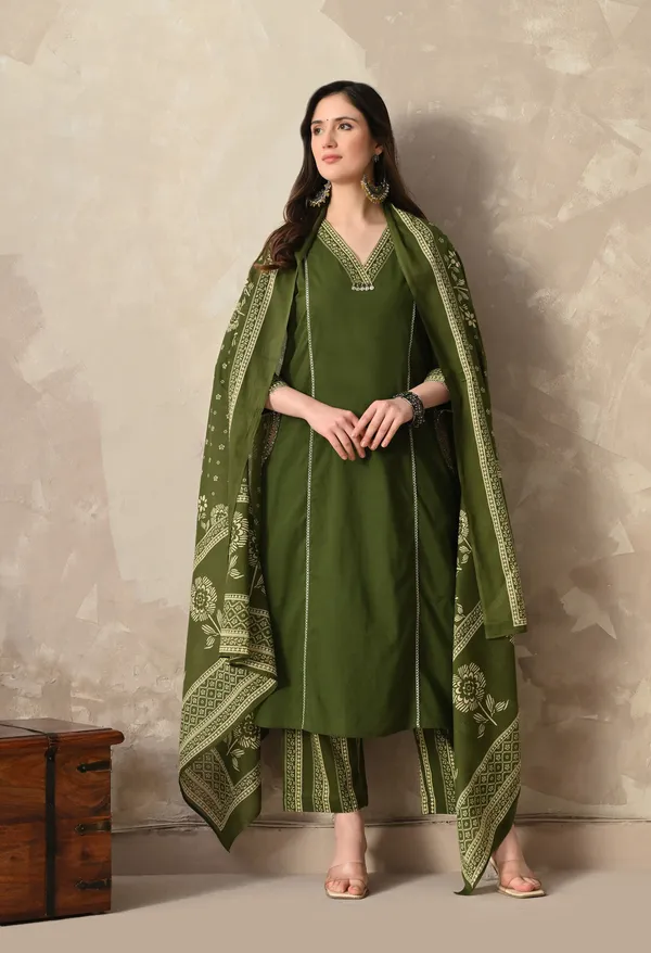 Green_Embroidered_Pocket_Kurta_Set_With_Dupatta_For_Women