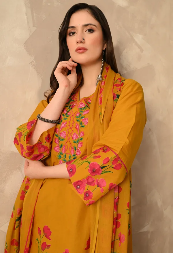 Yellow_Pakistani_Short_Embroidered_Kurta_Set_With_Dupatta_For_Women
