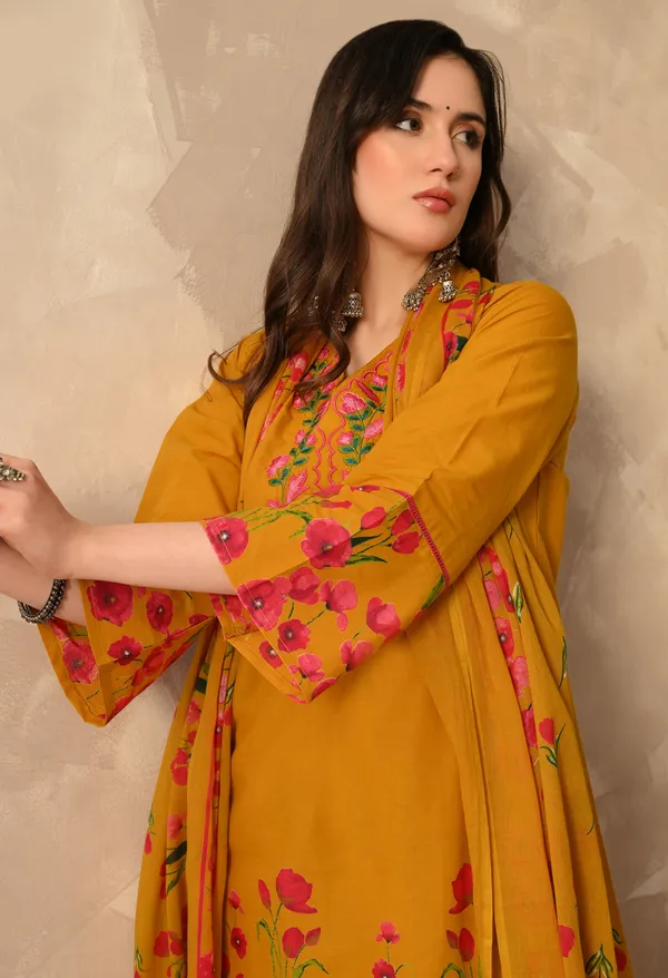Yellow_Pakistani_Short_Embroidered_Kurta_Set_With_Dupatta_For_Women