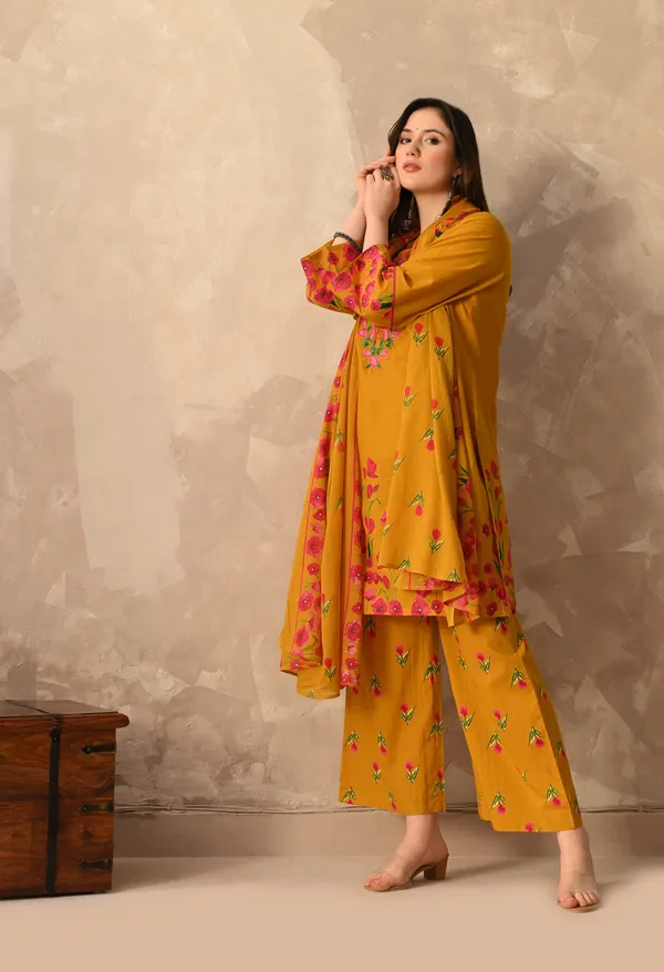 Yellow_Pakistani_Short_Embroidered_Kurta_Set_With_Dupatta_For_Women