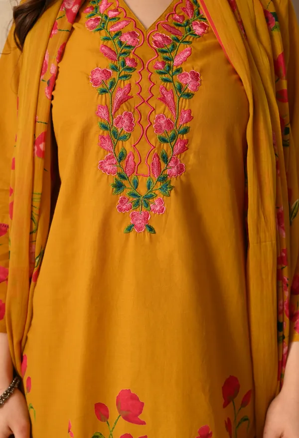 Yellow_Pakistani_Short_Embroidered_Kurta_Set_With_Dupatta_For_Women
