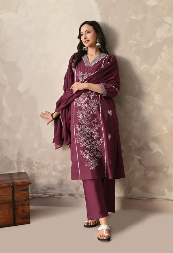 Purple_Embroidered_Kurta_Set_With_Scalloped_Dupatta_For_Women