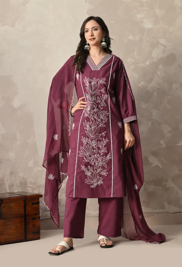 Purple_Embroidered_Kurta_Set_With_Scalloped_Dupatta_For_Women