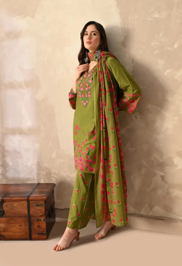 Green_Pakistani_Short_Embroidered_Kurta_Set_With_Dupatta_For_Women