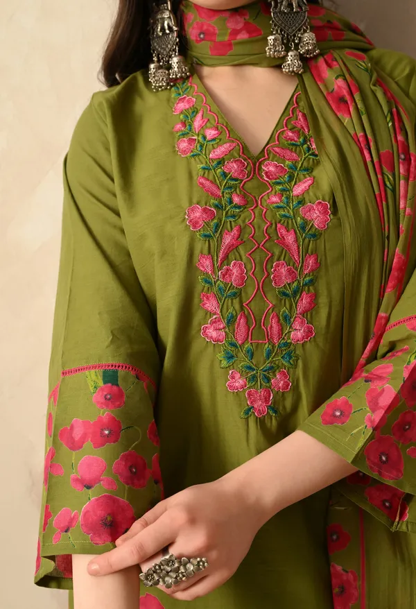 Green_Pakistani_Short_Embroidered_Kurta_Set_With_Dupatta_For_Women