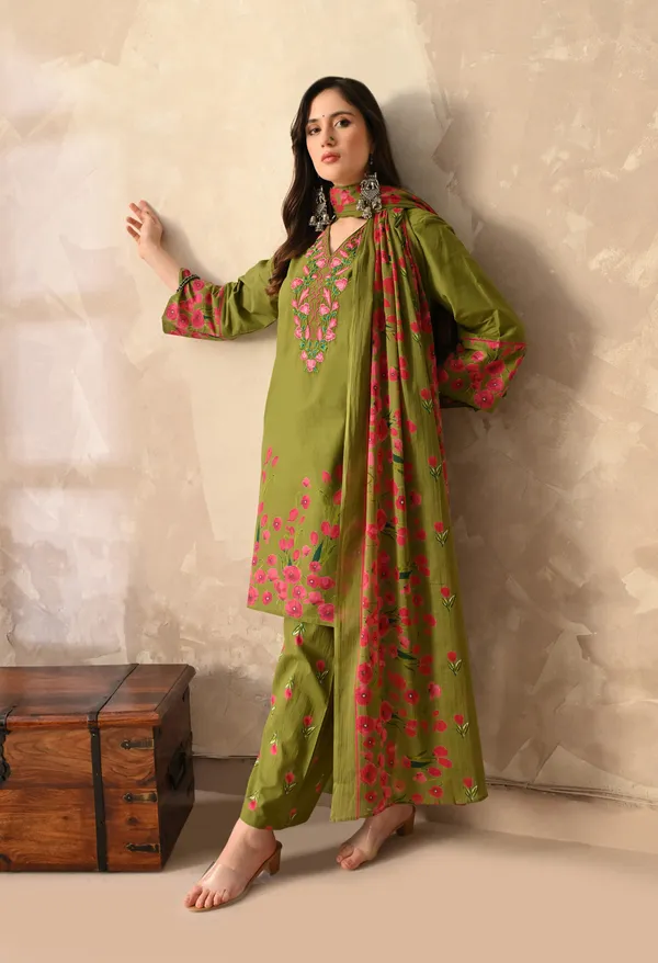 Green_Pakistani_Short_Embroidered_Kurta_Set_With_Dupatta_For_Women