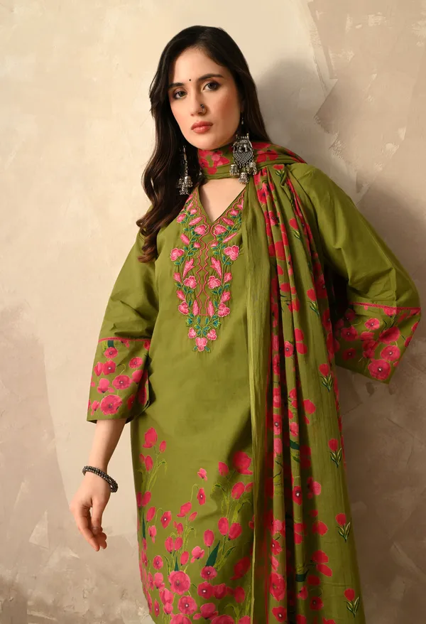 Green_Pakistani_Short_Embroidered_Kurta_Set_With_Dupatta_For_Women