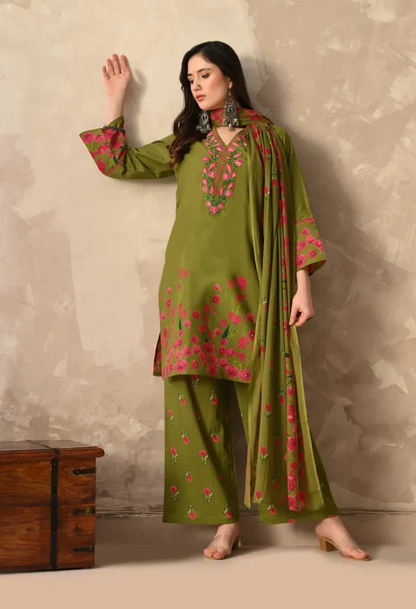 Green_Pakistani_Short_Embroidered_Kurta_Set_With_Dupatta_For_Women