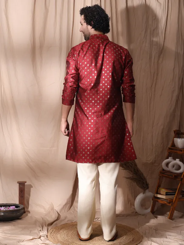 Red_Cotton_Collared_Kurta_With_Zipper_Detailed_Kurta_For_Men