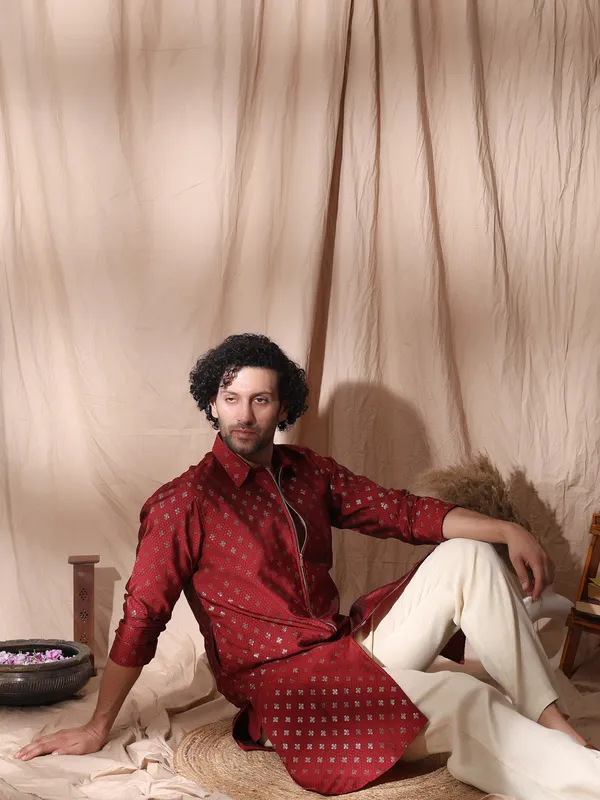 Red_Cotton_Collared_Kurta_With_Zipper_Detailed_Kurta_For_Men