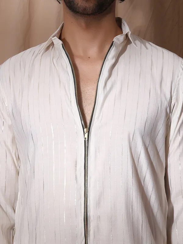 White_Cotton_Collared_Kurta_With_Zipper_Detail_For_Men