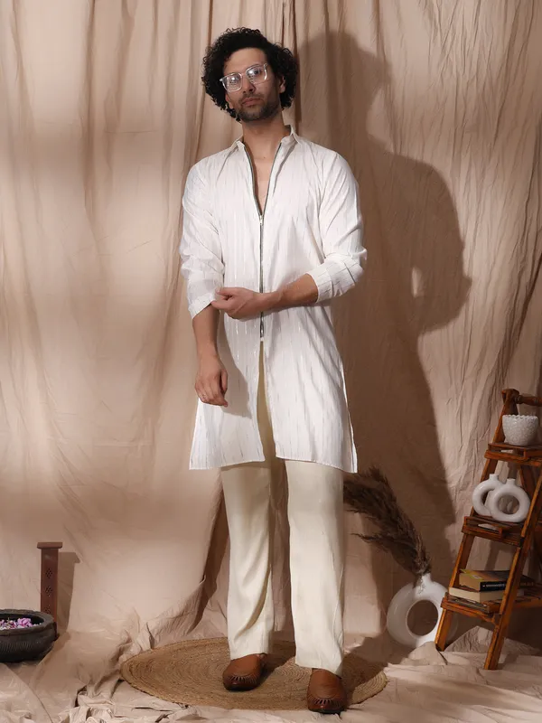 White_Cotton_Collared_Kurta_With_Zipper_Detail_For_Men
