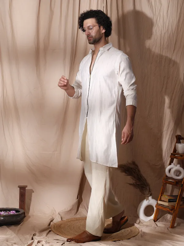White_Cotton_Collared_Kurta_With_Zipper_Detail_For_Men