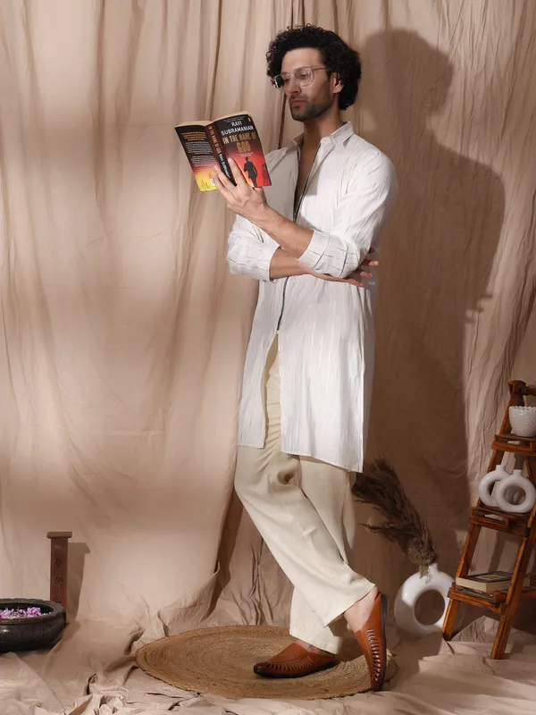 White_Cotton_Collared_Kurta_With_Zipper_Detail_For_Men