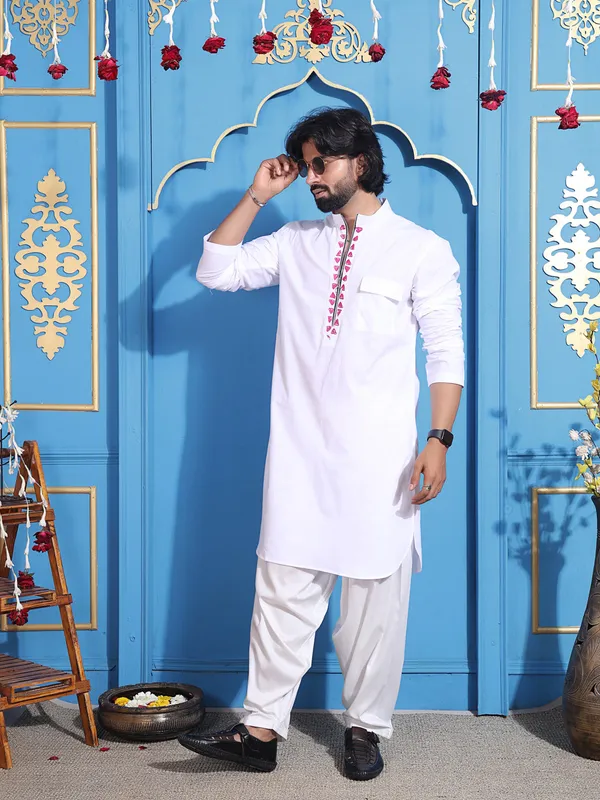White_Cotton_Kurta_With_Sleek_Zipper_Closure_For_Men