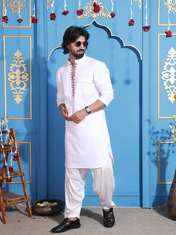 White_Cotton_Kurta_With_Sleek_Zipper_Closure_For_Men