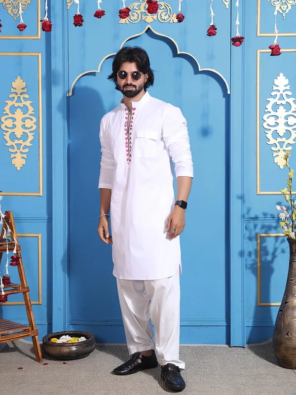 White_Cotton_Kurta_With_Sleek_Zipper_Closure_For_Men