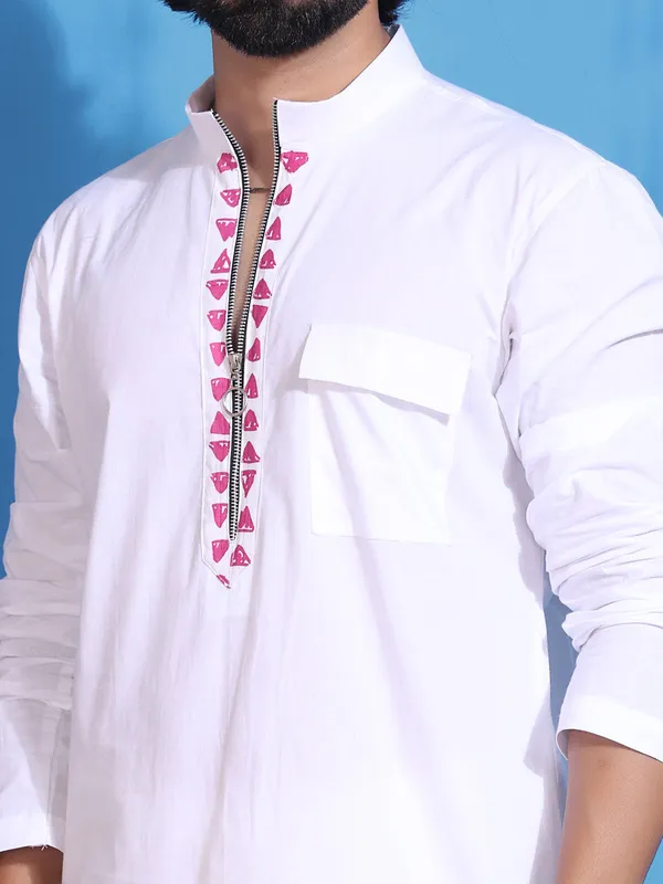 White_Cotton_Kurta_With_Sleek_Zipper_Closure_For_Men