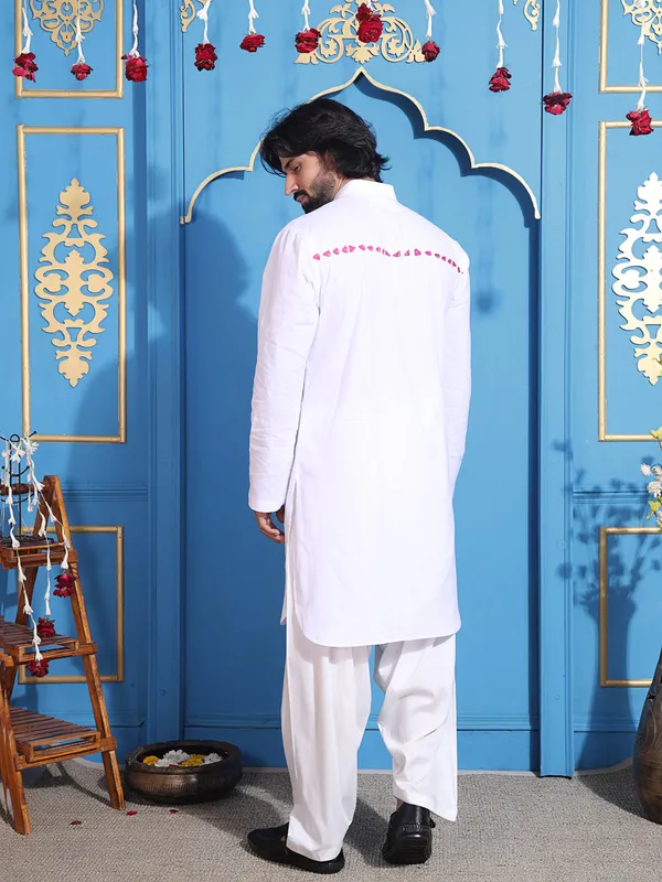 White_Cotton_Kurta_With_Sleek_Zipper_Closure_For_Men