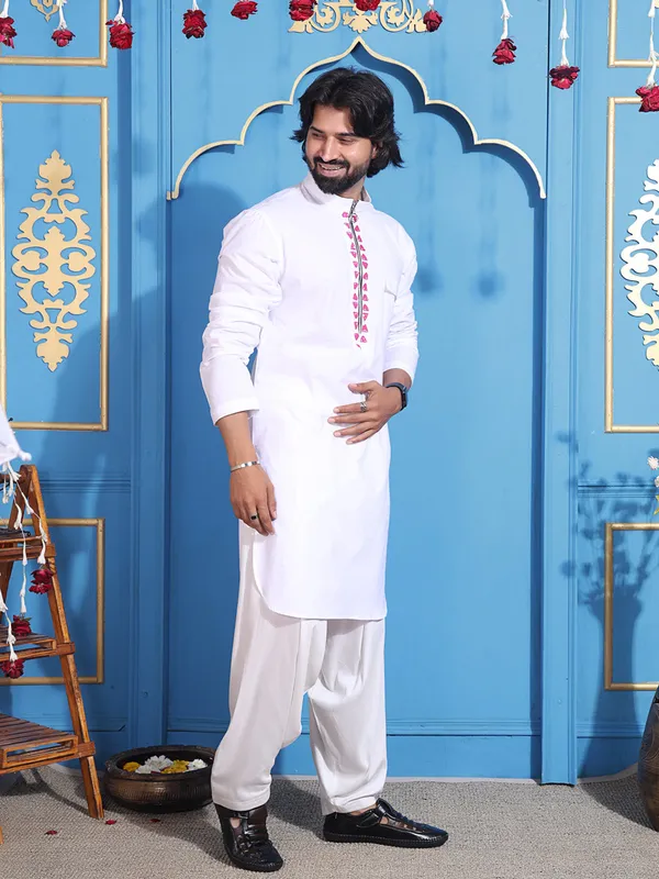 White_Cotton_Kurta_With_Sleek_Zipper_Closure_For_Men