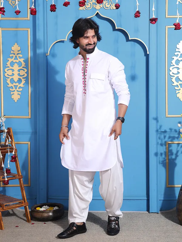White_Cotton_Kurta_With_Sleek_Zipper_Closure_For_Men