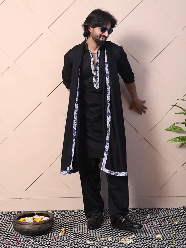 Black_Cotton_Kurta_With_Zipper_Closure_For_Men