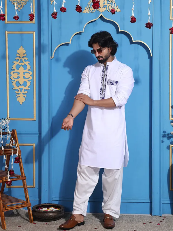 White_Cotton_Kurta_With_Zipper_Closure_For_Men