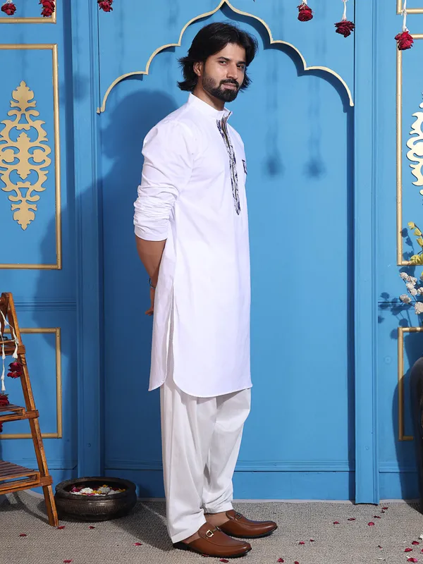 White_Cotton_Kurta_With_Zipper_Closure_For_Men