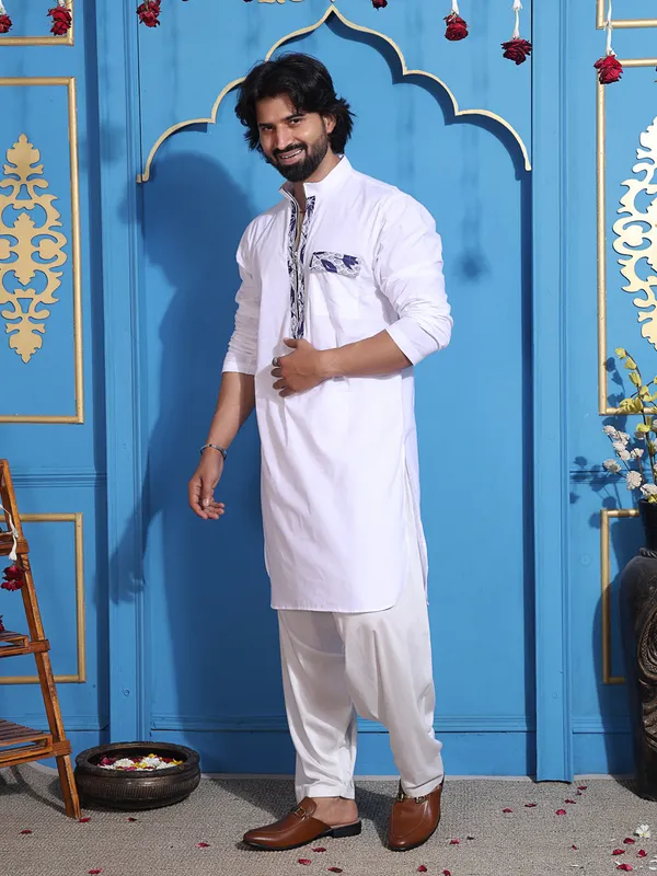 White_Cotton_Kurta_With_Zipper_Closure_For_Men