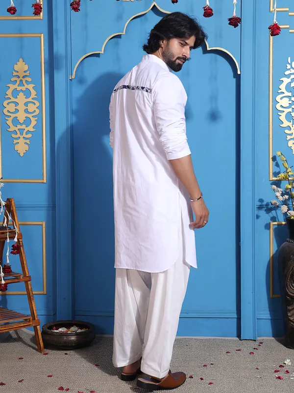 White_Cotton_Kurta_With_Zipper_Closure_For_Men