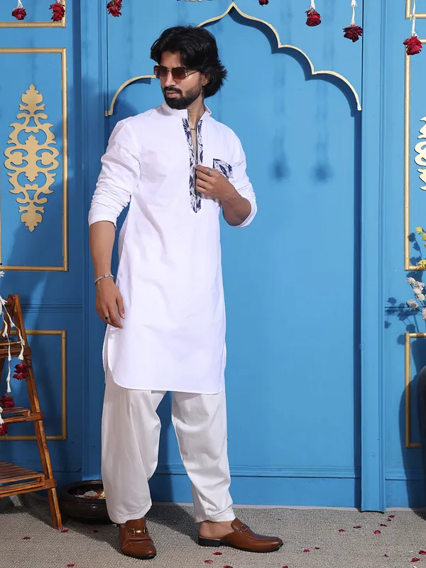 White_Cotton_Kurta_With_Zipper_Closure_For_Men