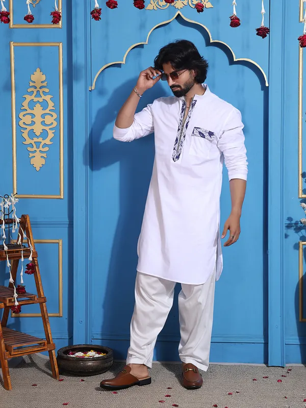 White_Cotton_Kurta_With_Zipper_Closure_For_Men