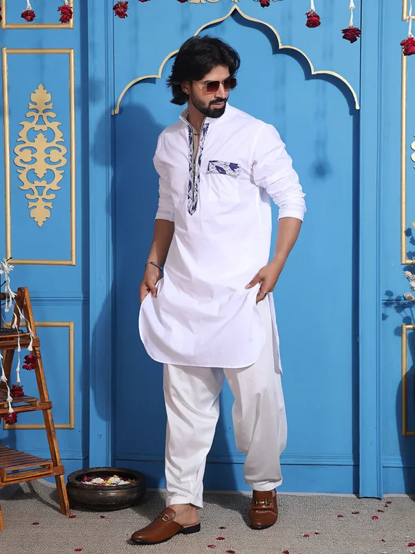 White_Cotton_Kurta_With_Zipper_Closure_For_Men