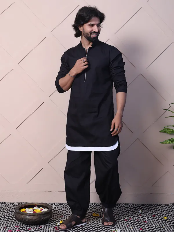 Black_Cotton_Kurta_With_A_Rounded_Hem_And_Zip_Closure_For_Men
