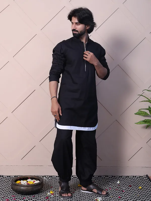 Black_Cotton_Kurta_With_A_Rounded_Hem_And_Zip_Closure_For_Men