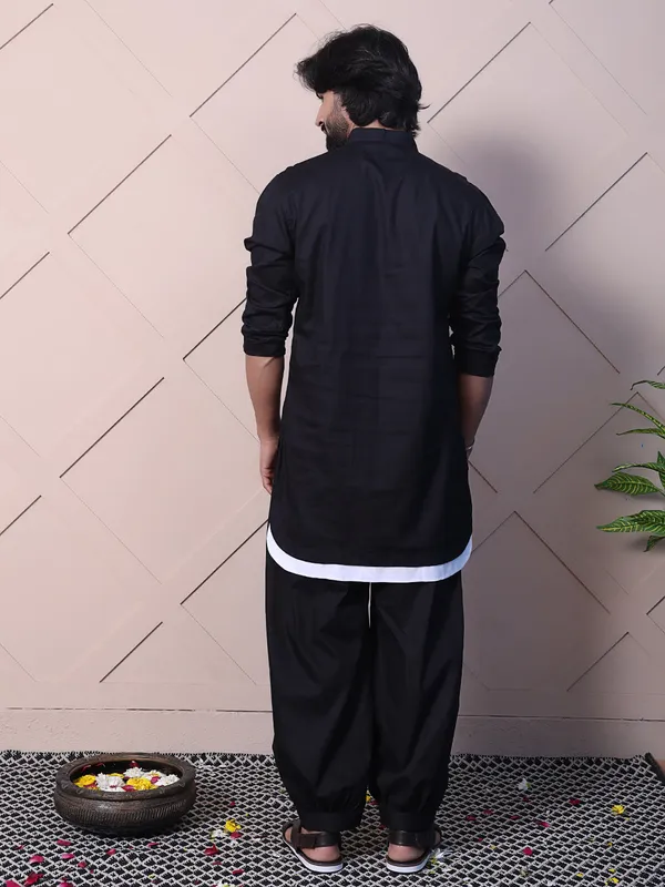 Black_Cotton_Kurta_With_A_Rounded_Hem_And_Zip_Closure_For_Men