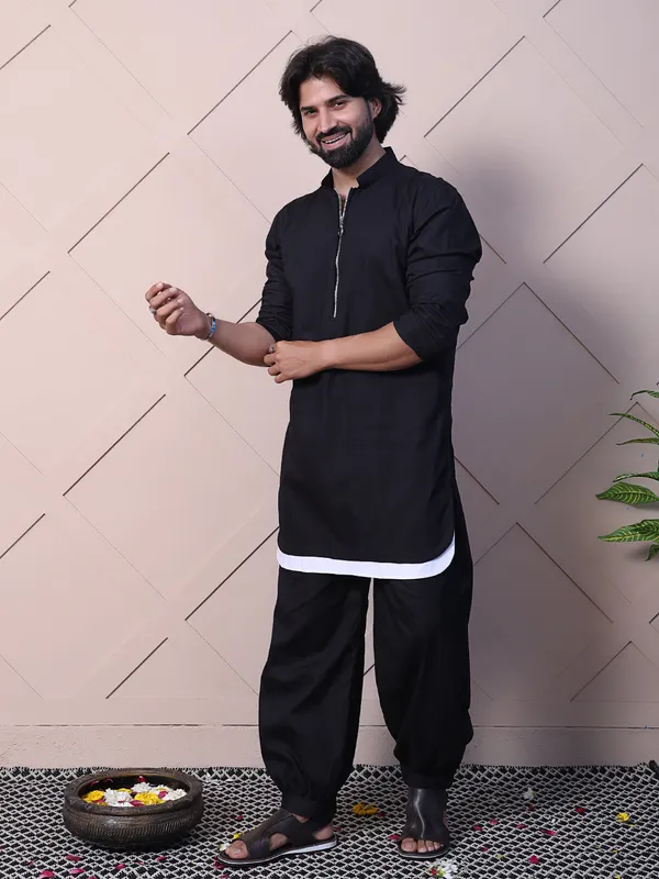 Black_Cotton_Kurta_With_A_Rounded_Hem_And_Zip_Closure_For_Men