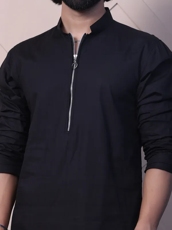 Black_Cotton_Kurta_With_A_Rounded_Hem_And_Zip_Closure_For_Men