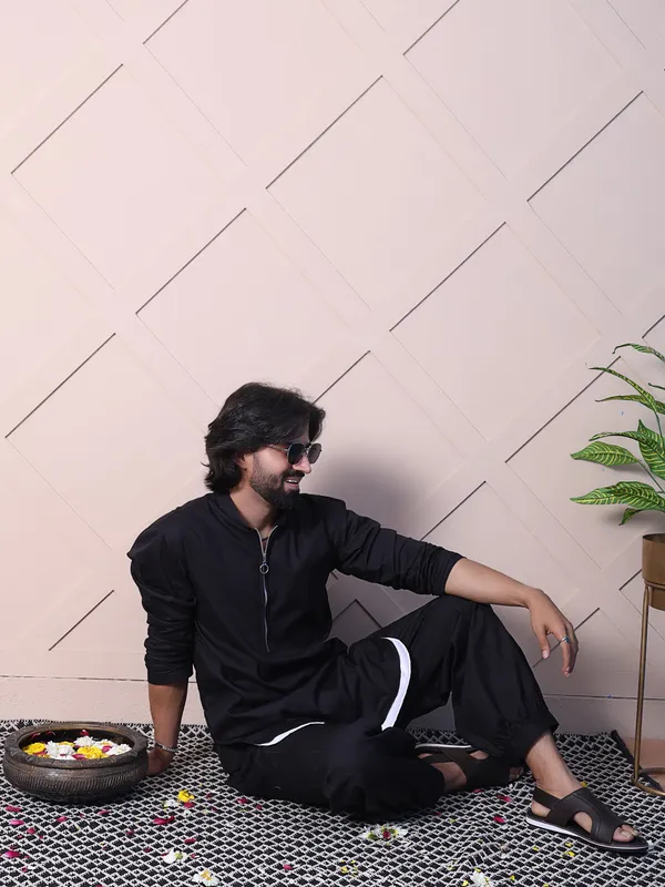 Black_Cotton_Kurta_With_A_Rounded_Hem_And_Zip_Closure_For_Men