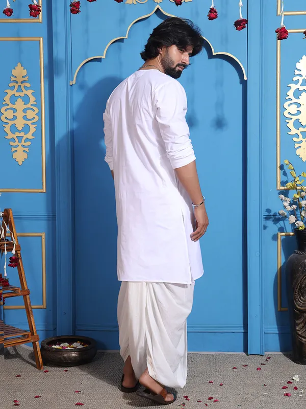 White_Cotton_Layered_Kurta_With_V_Neck_And_Belt_Accent_For_Men