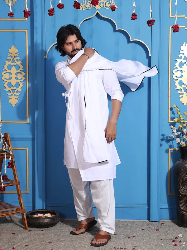 White_Cotton_Layered_Kurta_With_V_Neck_And_Belt_Accent_For_Men