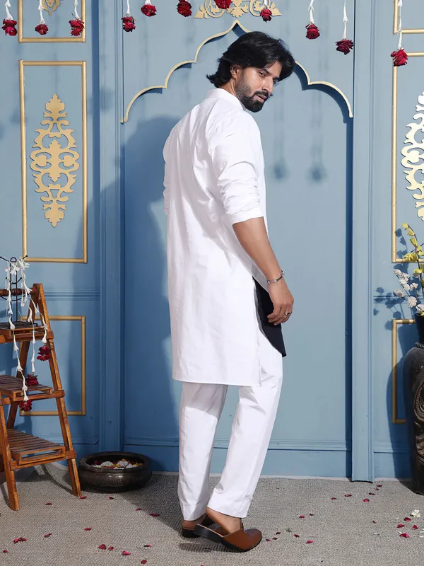 White_Cotton_Kurta_With_Mandarin_Collar_And_Black_Hem_For_Men