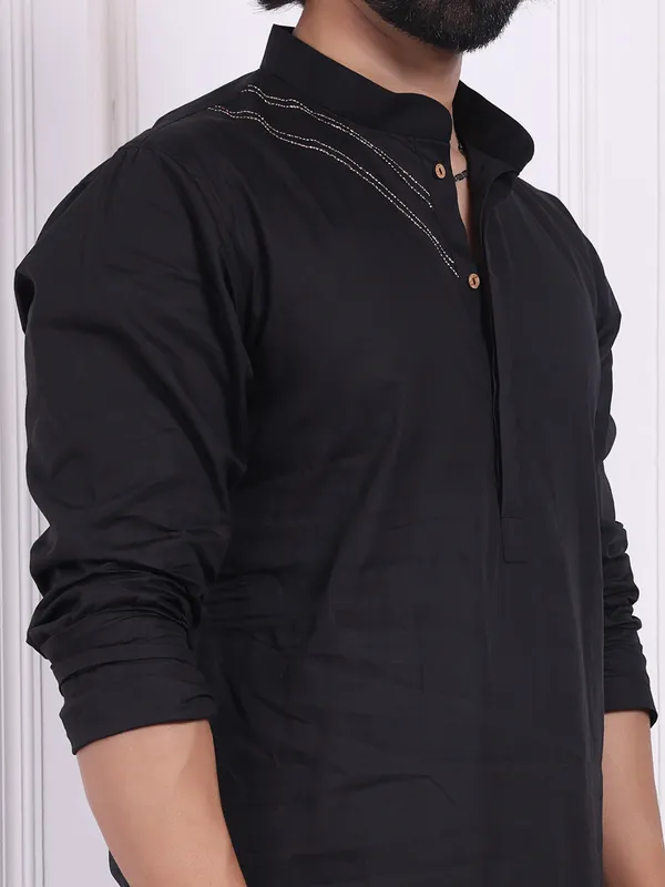 Black_Cotton_Kurta_With_A_Straight_Fit_And_Discreet_Placket_Detail_For_Men