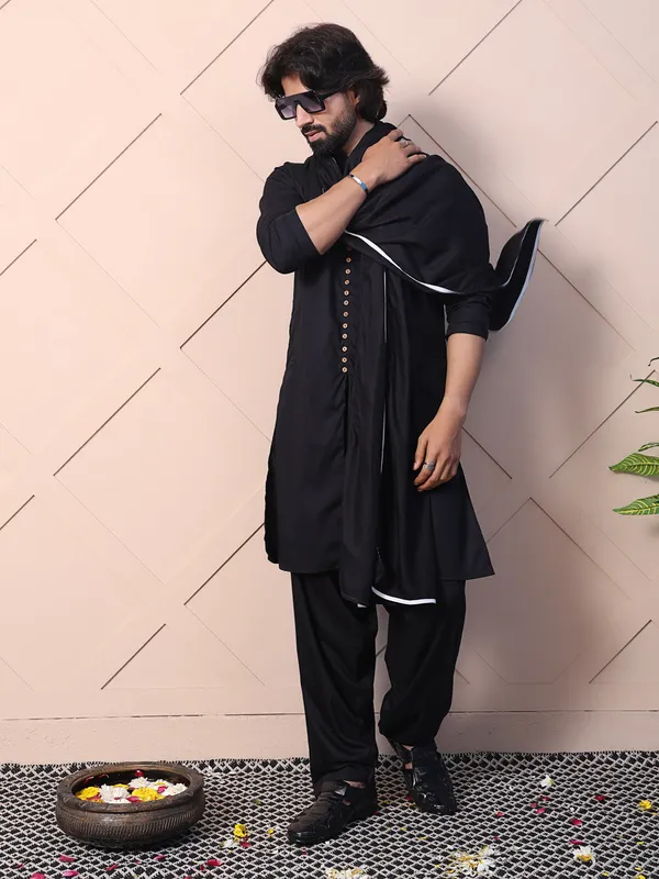 Black_Cotton_Blend_Kurta_With_Button_Loop_Accents_And_A_Front_Slit_For_Men