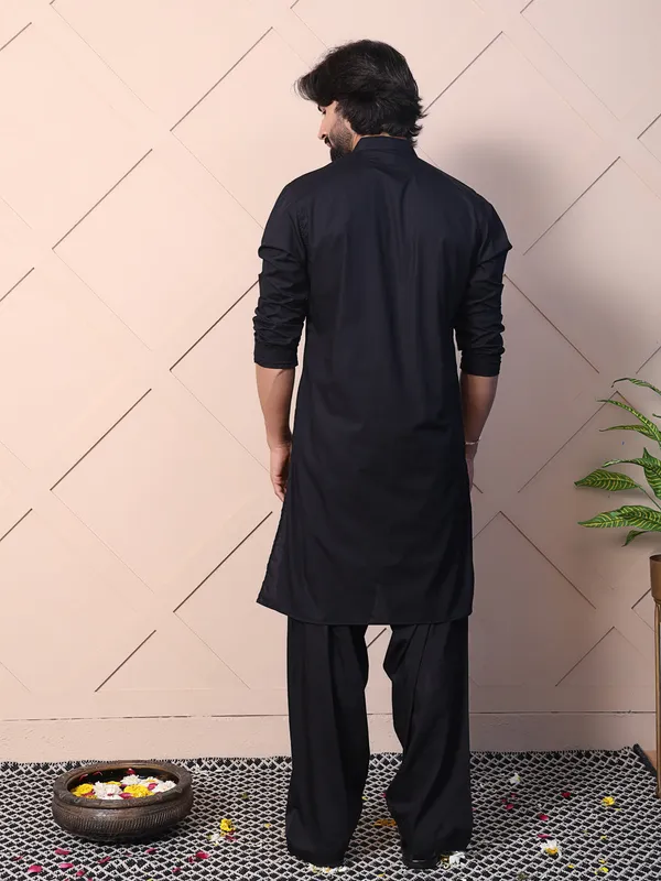 Black_Cotton_Blend_Kurta_With_Button_Loop_Accents_And_A_Front_Slit_For_Men