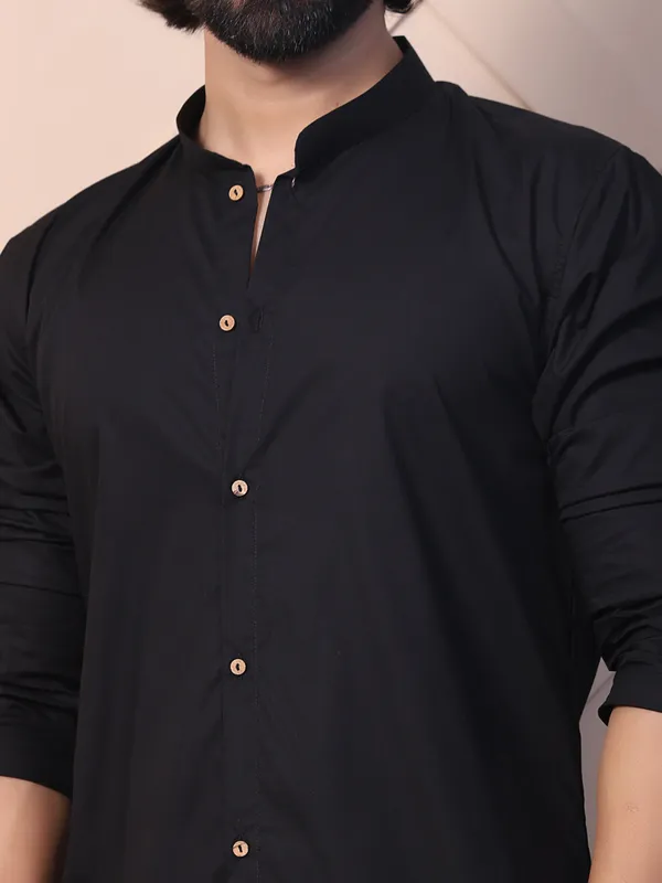 Black_Cotton_Solid_Kurta_For_Men_For_Men