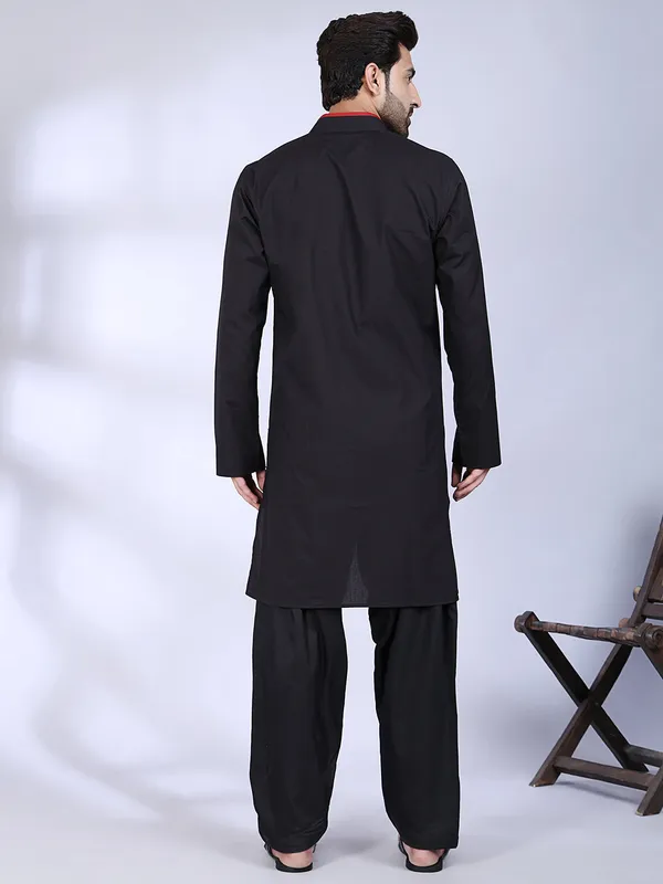 Black_Cotton_Kurta_With_Red_Accents_Pocket_Detailing_For_Men