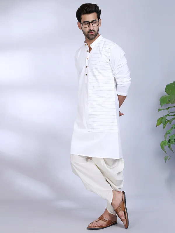 White_Cotton_Kurta_With_Asymmetrical_Panel_Detailing_For_Men