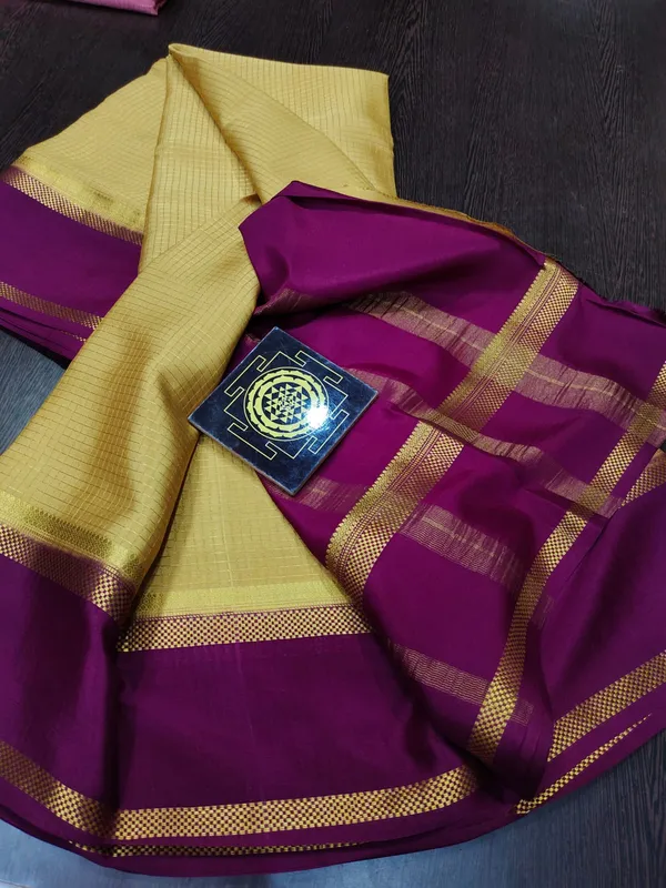 Pure_Wrinkled_Crushed_Crepe_Silk_Sarees_Silk_Mark_Certified_Lighter_And_Flowy_With_Contrast_Blouse