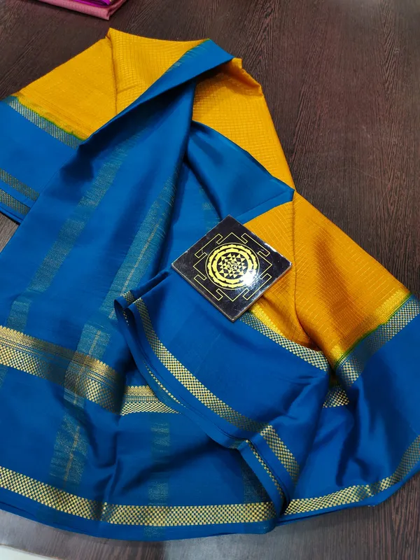 Pure_Wrinkled_Crushed_Crepe_Silk_Sarees_Silk_Mark_Certified_Lighter_And_Flowy_With_Contrast_Blouse